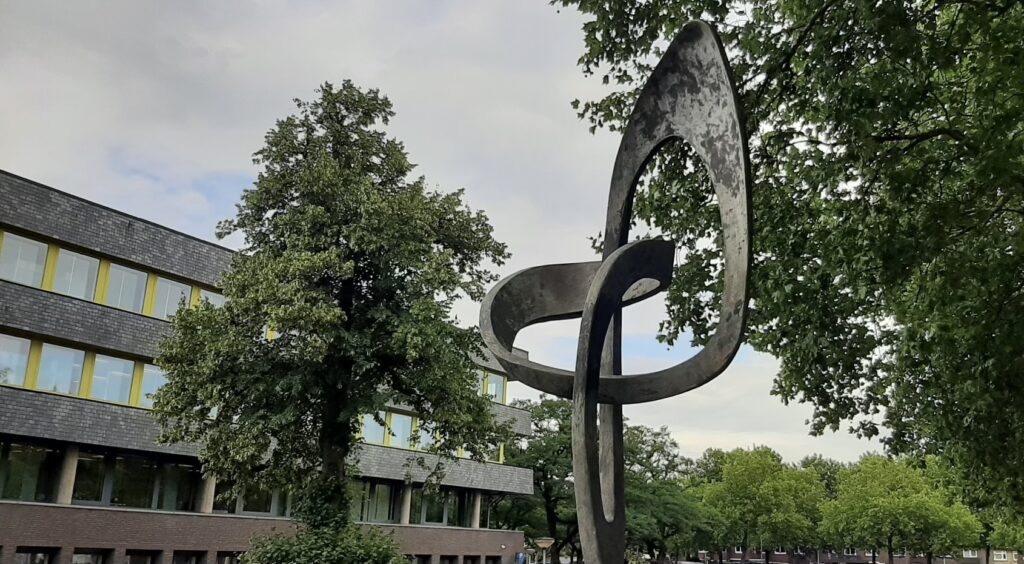 De Verbondenheid (1986) bij het Stadhuis © Joop Haffmanns © foto Wilma_Lankhorst.