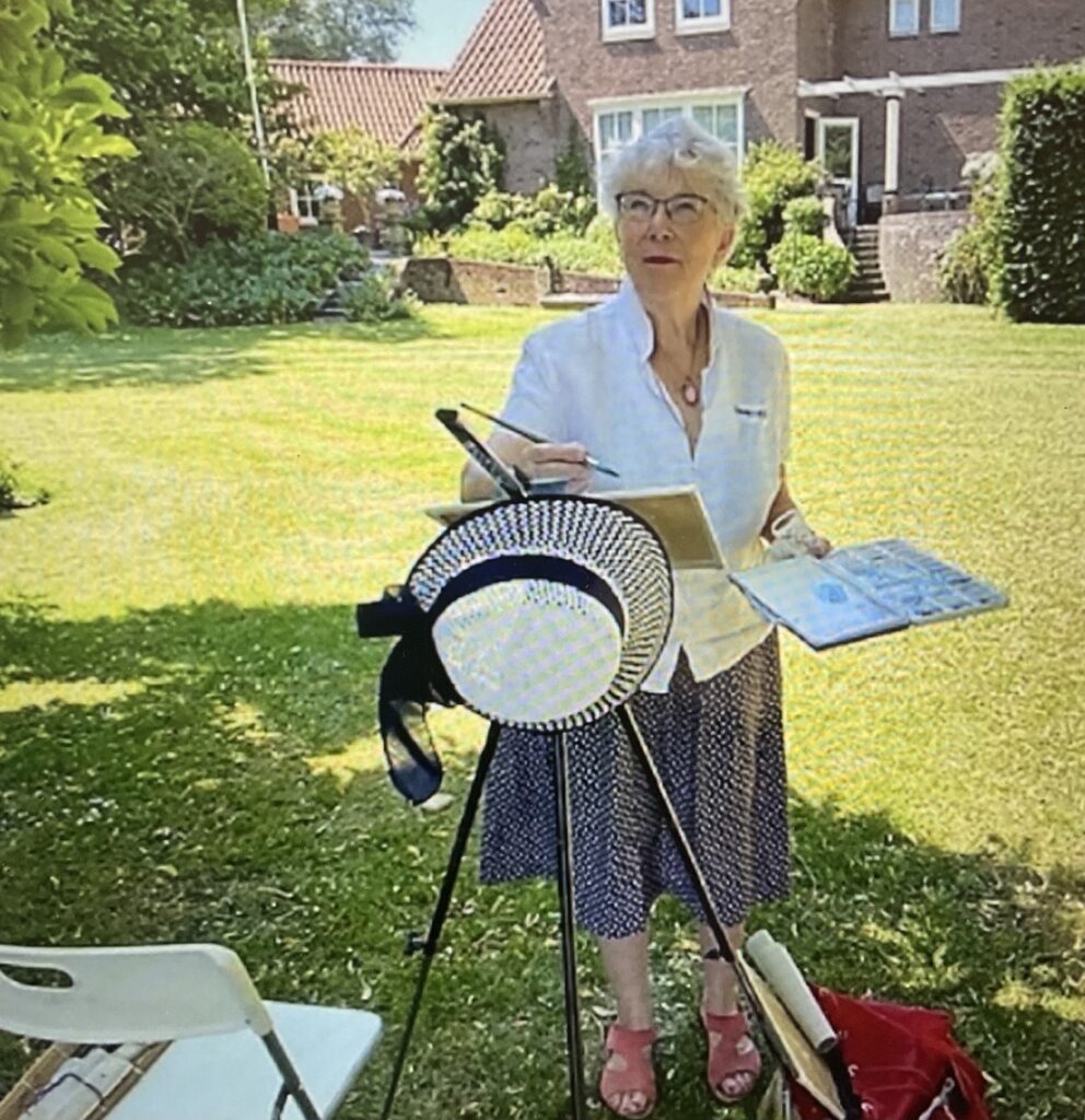 Annelies Zwart schildert buiten bloemen, dieren en stillevens. © foto archief Annelies Zwart.